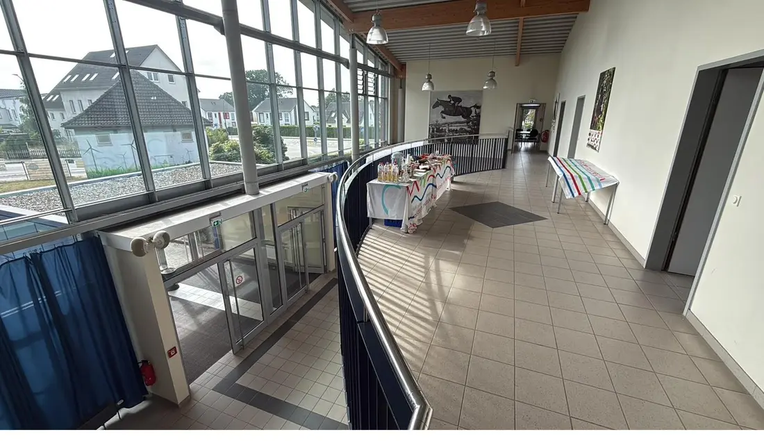 Lichtdurchflutetes Foyer der Verbandsanlage Elmshorn