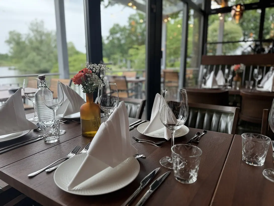 Festlicher Gastraum bei Harry's – Haus am See